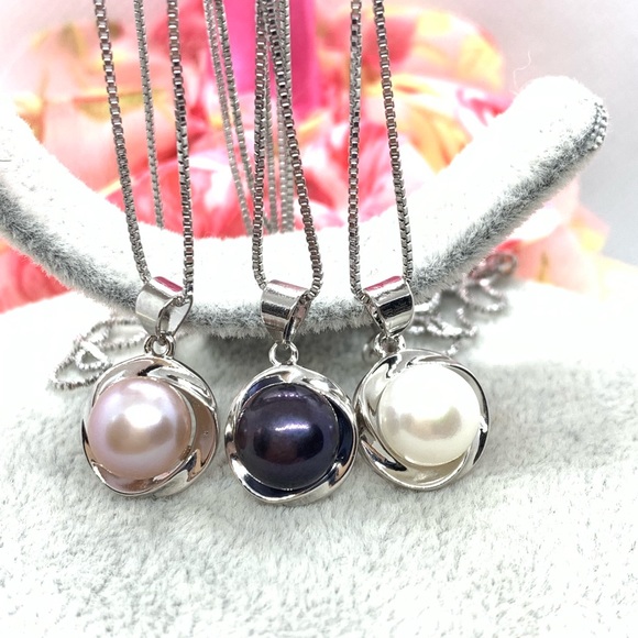 Natural Freshwater Pearl Necklace - Picture 2 of 6